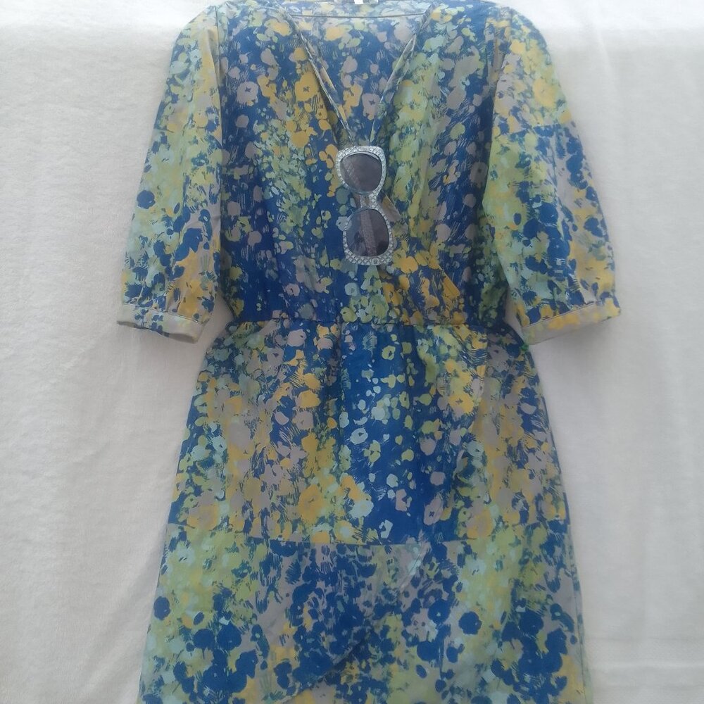 Bundle well-designed well-cut V-neck silky dress & 1 sunglasses